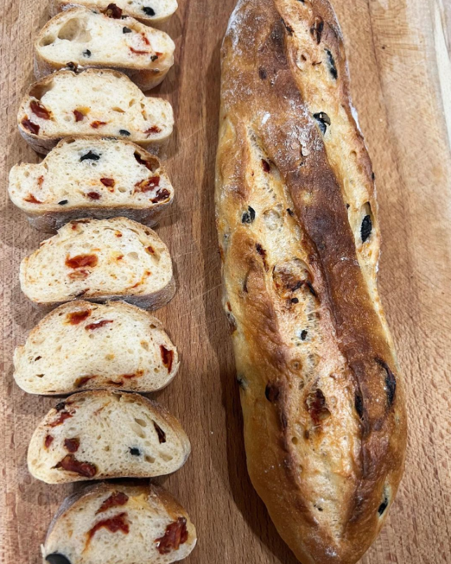 Мини-багет с вялеными томатами и маслинами, 150 гр.